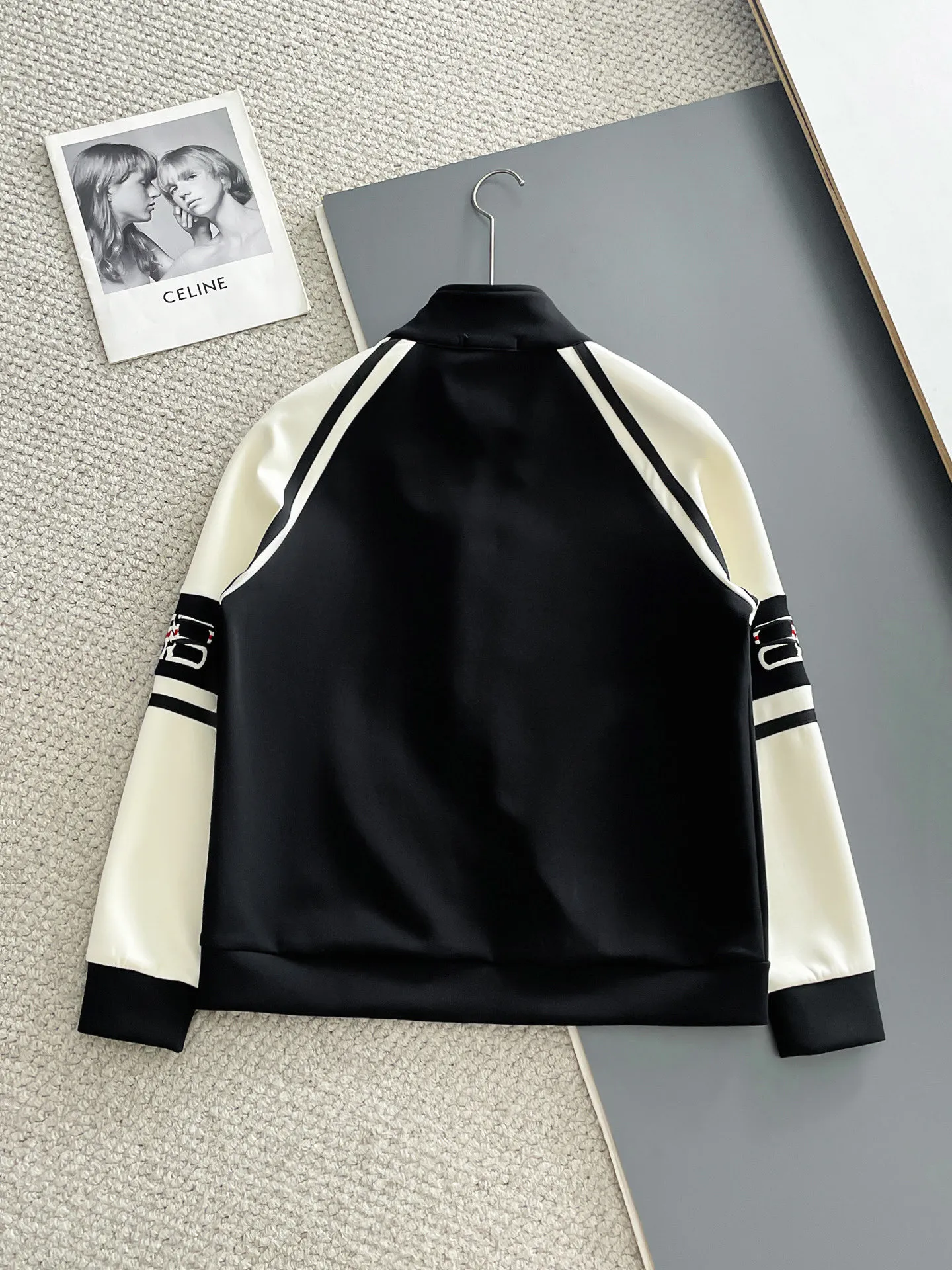 Balenciaga 2026 New Arrival counter Same Style casual suit, Breathable, comfortable and casual! Full of high-end feel! The details are exquisite and high-end, and the workmanship is impeccable! The original Premium fabric is very high-end! The fabric is crisp and anti-wrinkle Wear-Resistant, warm, neat and stylish. Everyone must buy a set this autumn and winter. They must look cool and cool when wearing them. We especially recommend Sizes M-3XL